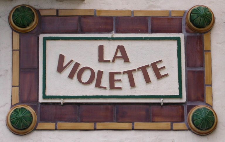 Détail de la plaque de céramique portant appellation.