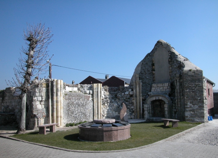 Vue des ruines de l'ancienne église paroissiale, depuis l'ancienne nef, vers le choeur.
