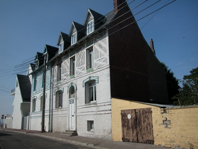 Vue d'ensemble depuis l'allée Beaurivage, avec la maison dite Les Events au premier plan.