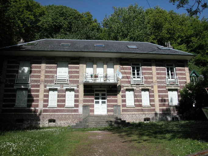 Hôtel de voyageurs dit Hôtel Gambut ou Hôtel du Casino, puis Hôtel Bellevue, puis Hôtel Beauséjour, actuellement immeuble à logements