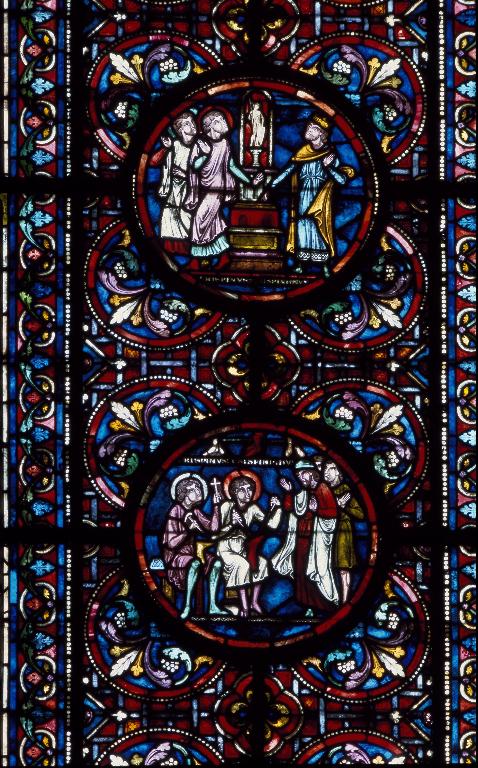 Détail de la verrière de la baie 4 : saint Crépin et saint Crépinien évangélisent les Soissonnais, puis ils refusent de sacrifier aux idoles.