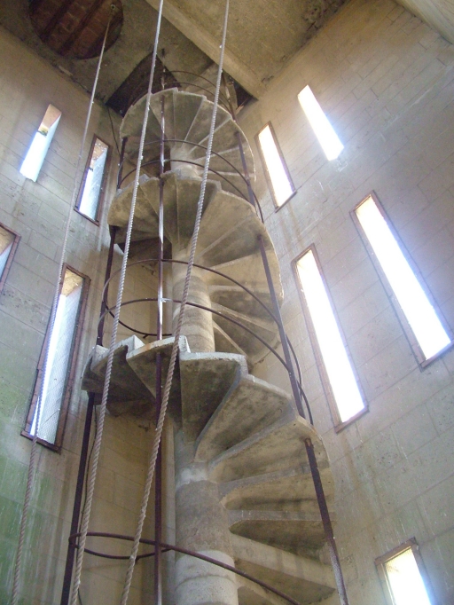 Vue de l'escalier en béton armé permettant l'accès au sommet du clocher.