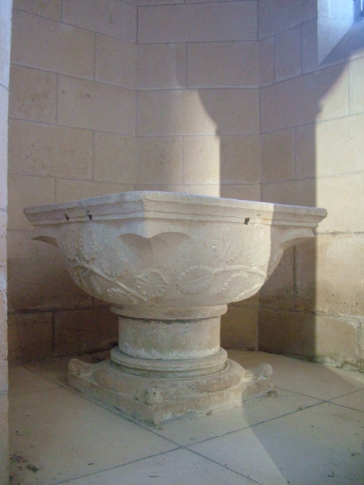 Vue des fonts baptismaux.