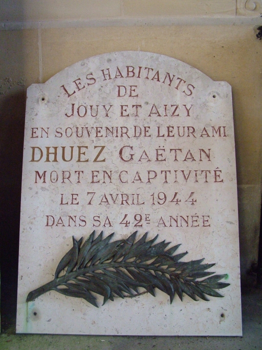 Vue d'une plaque commémorative déposée en honneur des enfants de Aizy-Jouy morts pendant la Seconde Guerre mondiale.