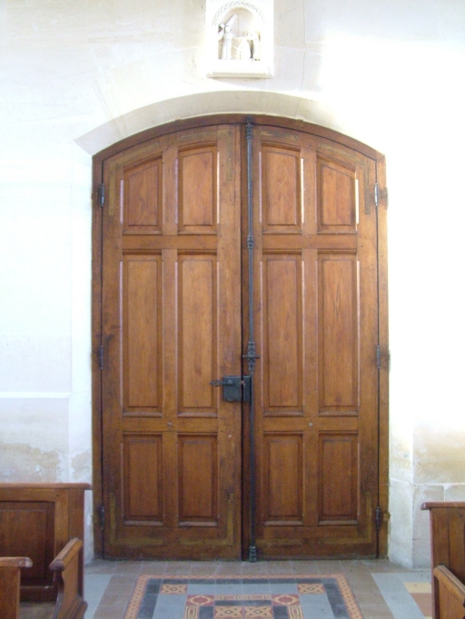 Vue de la porte d'entrée en chêne.