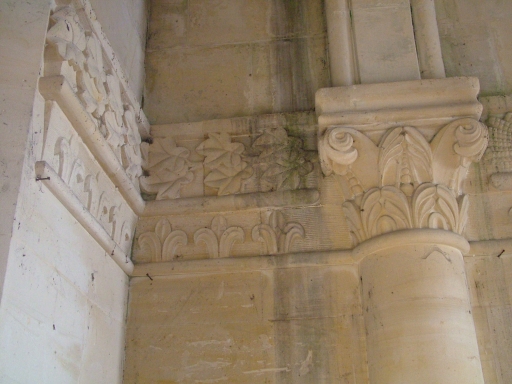 Vue d'un chapiteau et de la frise dans la chapelle.