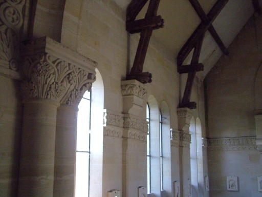 Vue de la rangée de colonnes dans la nef.