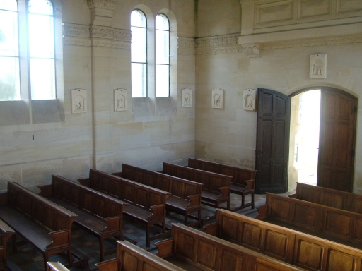 Rangée de bancs dans la nef.