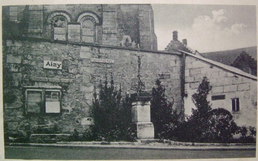 Vue de la croix au pied de l'église (Coll. Part.).