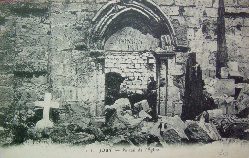 Vue du portail de l'église en ruines (Coll. Part.).