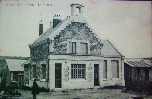 Vue de la mairie juste après sa reconstruction (Coll. Part.).