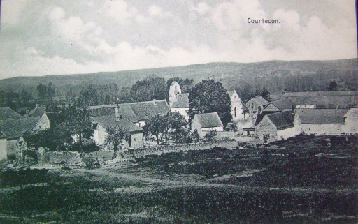 Panorama de l'ancien village de Courtecon (Coll. Part.).