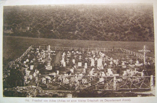 Vue d'un cimetière provisoire dans le village d'Ailles (Coll. Part.).