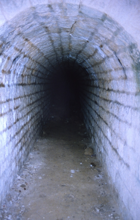 Vue d'un des multiples tunnels qui occupent le sous-sol du site.