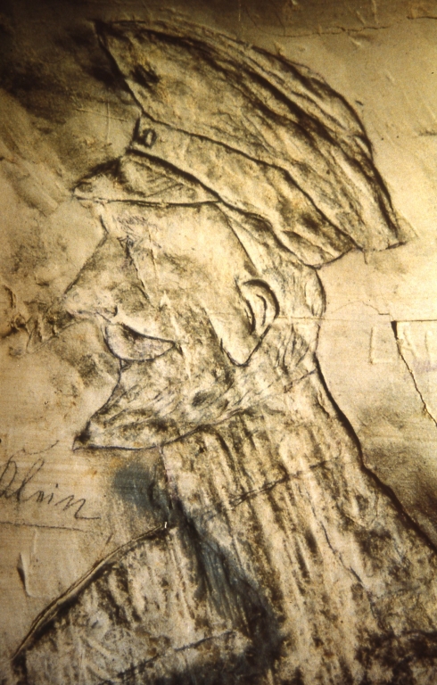 Vue d'un bas-relief présentant le buste d'un officier.