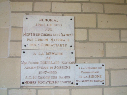 Plaques commémoratives situées à l'intérieur de l'édifice.