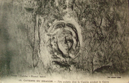 Vue d'une tête sculptée sur une paroi de la carrière (Coll. Part.).