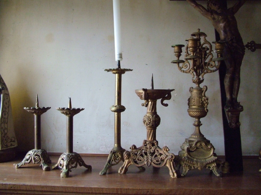 Chandeliers d'autel situés dans la sacristie.