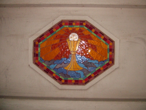 Détail du motif eucharistique présent sur la base du maître-autel.