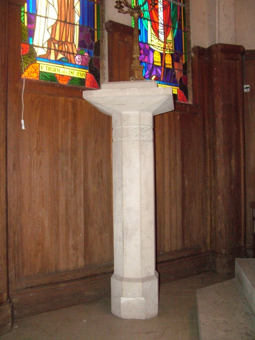 Colonne statuaire située dans le choeur.