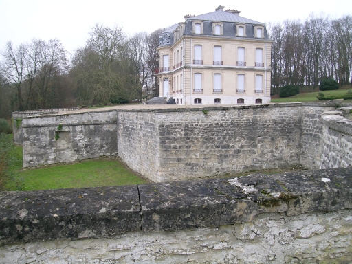 Vue latérale du château et de la terrasse.