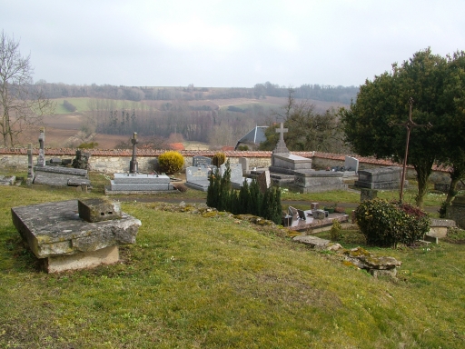 Vue du cimetière entourant l'église.