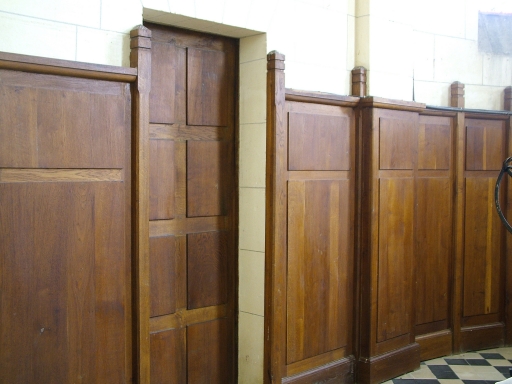 Vue des lambris de demi-revêtement dans le choeur et porte de la sacristie.