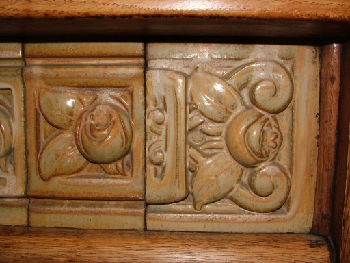 Détail du décor de la cheminée.