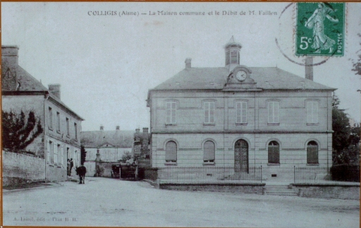 Vue de la mairie de Colligis, de l'hôtel ainsi que d'un bâtiment imposant en arrière-plan (Coll. Part.).
