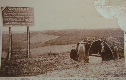 Panneau situé à l'entrée de la creutte après les conflits pour commémorer la prise du secteur (Coll. Part.).