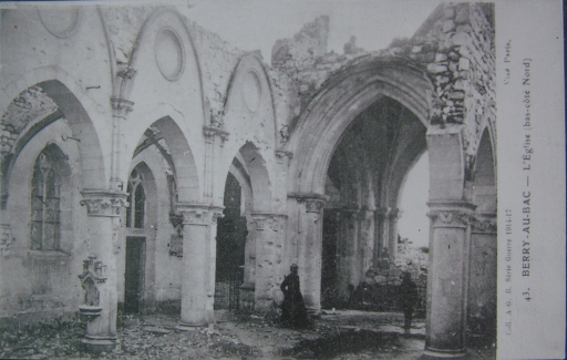 Vue de l'intérieur de l'édifice en ruines. A. G. R. Série Guerre 1914-1917.