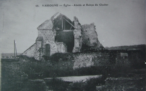 Vue de l'abside de l'église en ruines. A. G. R. Série Guerre 1914-1917.