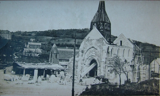 Vue de l'église en reconstruction, près de l'église provisoire, le château en arrière-plan (Coll. Part.).