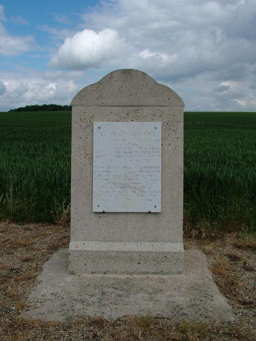 Vue de la plaque commémorative à l'entrée du site du fort.