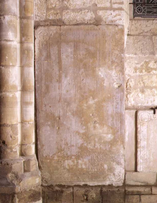 Vue d'une dalle funéraire non identifiée conservée dans l'église.