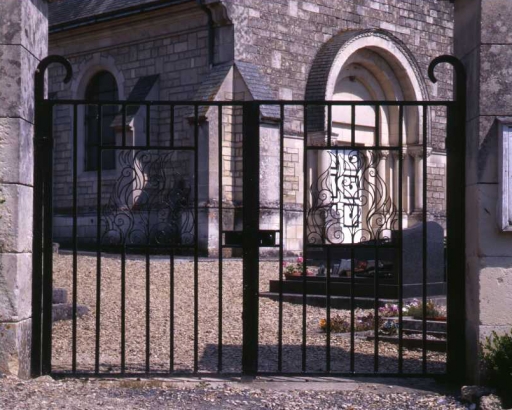 Vue de la grille du cimetière.