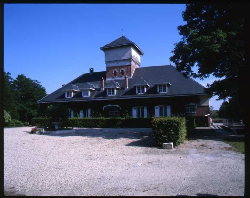 Vue de la façade sur cour du logis.