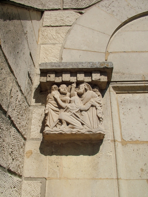 Vue du chapiteau de la porte sud présentant saint Pierre rendant miraculeusement la santé à une paralytique.