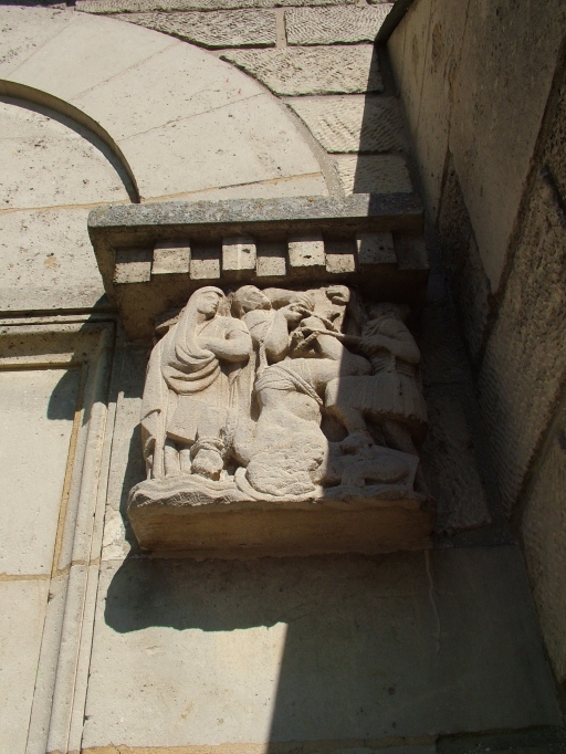 Vue du chapiteau présentant la crucifixion de saint Pierre.