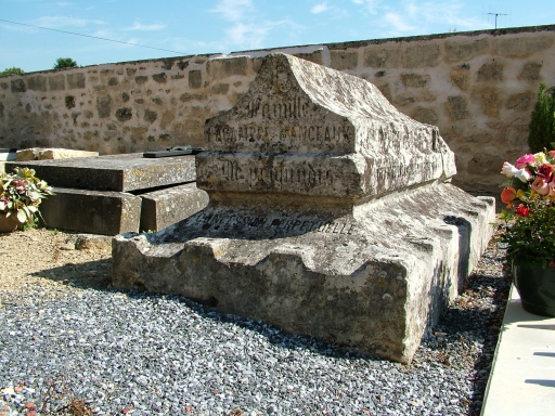 Tombe d'une tombe du 18e siècle conservée dans le cimetière entourant l'église.