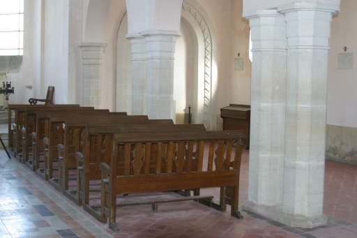 Vue d'une rangée de bancs des fidèles.