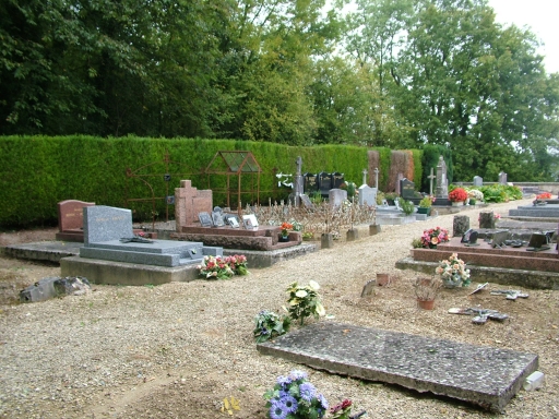 Vue d'une partie du cimetière entourant l'église.