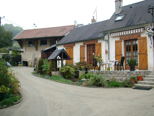 Vue générale avec le bâtiment agricole en fond de propriété.