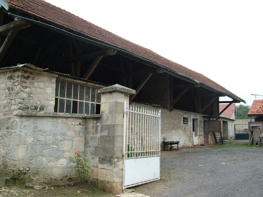 Vue des bâtiments agricoles.