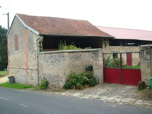 Vue du bâtiment agricole.