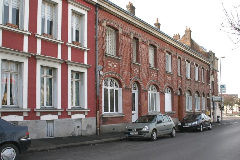 Ancien logement patronal (à gauche) et anciens bureaux construits par Fernand Moret à l'emplacement des ateliers Montauban et Marchandier (au centre).
