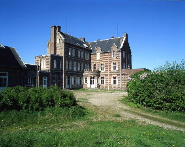Vue d'ensemble du corps de logis principal, angle est.