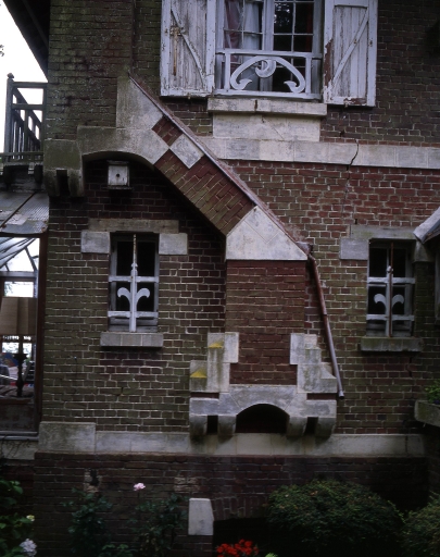 Détail de la fausse cheminée décorative en façade antérieure.