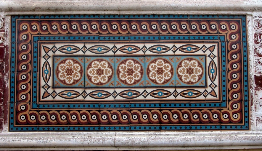 Détail du décor de céramique situé sous les fenêtres.