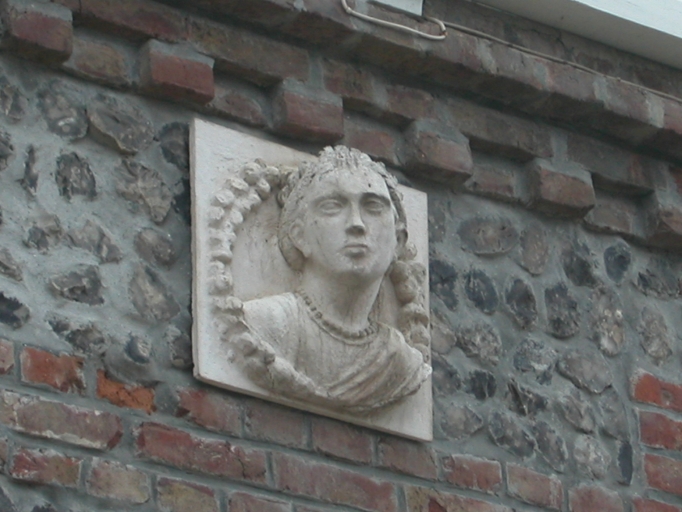 Détail du décor sculpté (tête de femme).